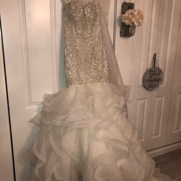 Wedding dress - Picture 4 of 8